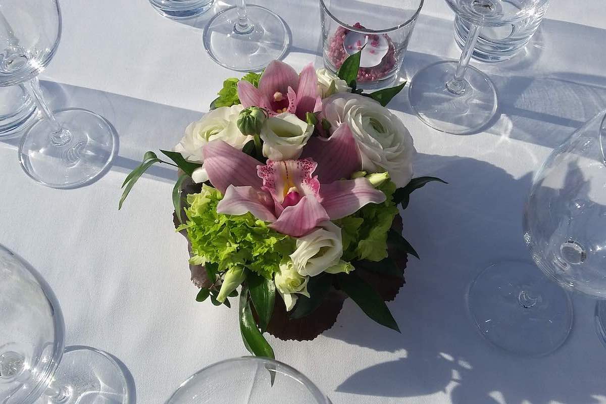 Fotografie květiny na stole s bílým ubrusem