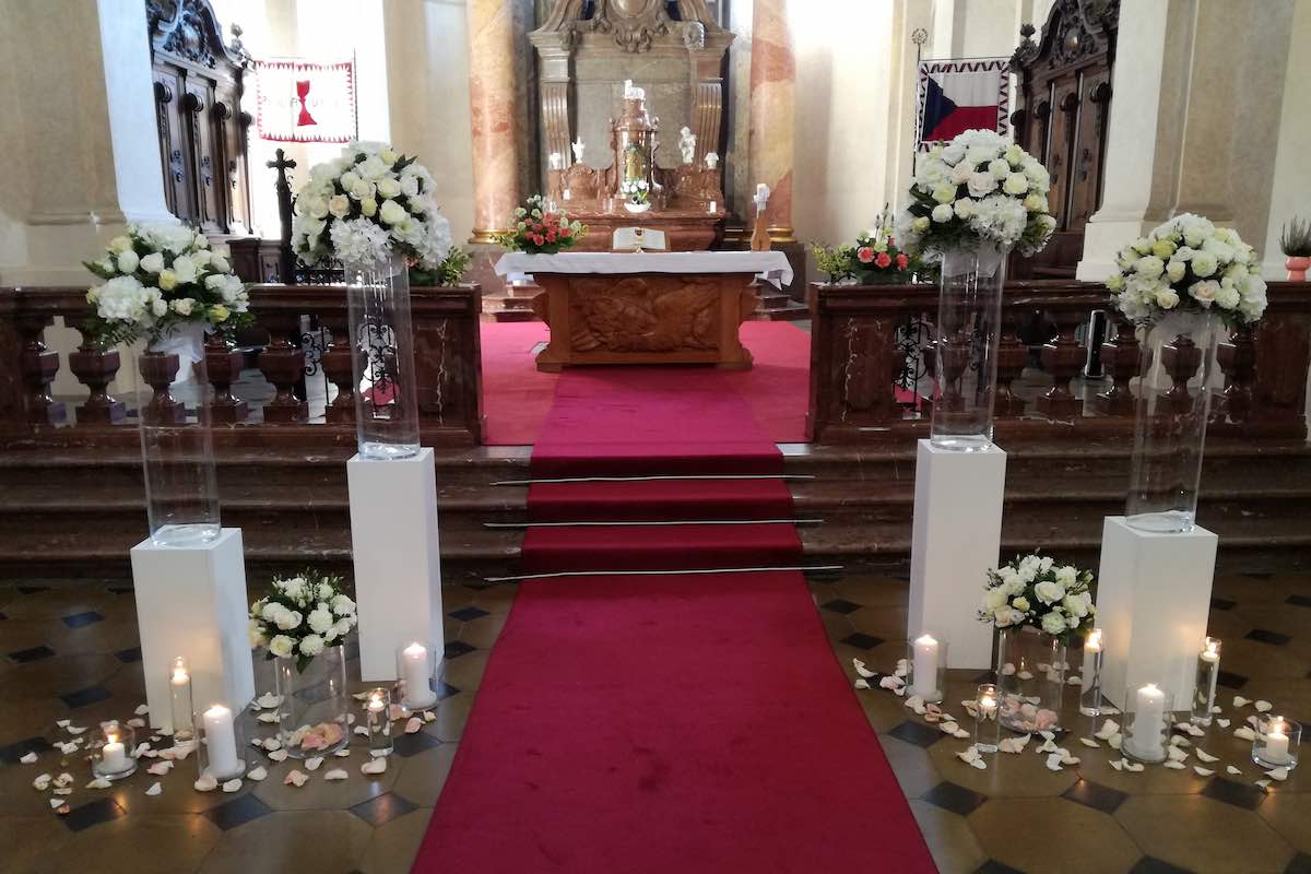 Výzdoba kostelu pro církevní svatební obřad