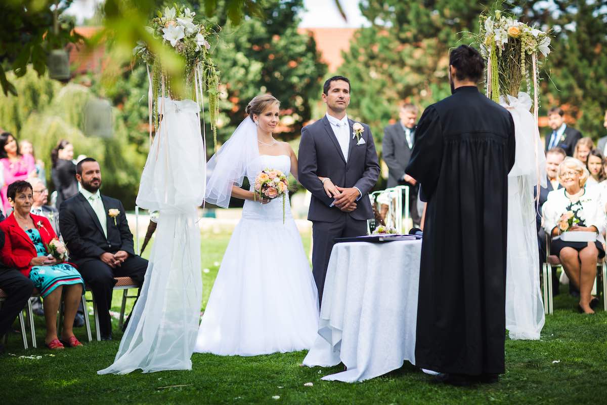 Fotografie venkovního obřadu, nevěsty a ženicha